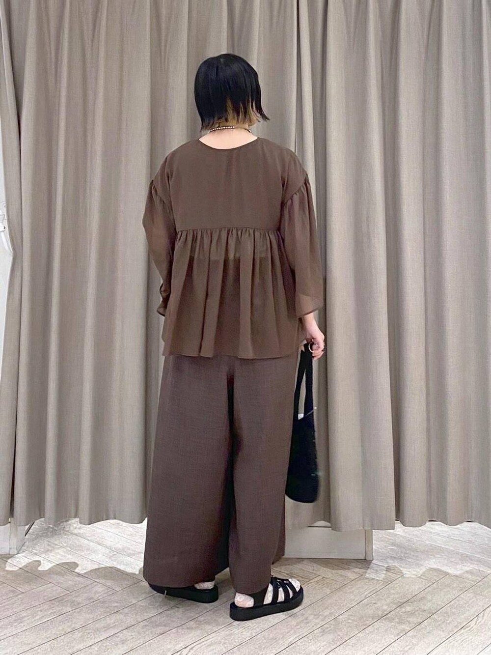 ブラウン系のその他パンツ、ブラウン系のシャツ/ブラウス、ブラック系のトートバッグを着用したレディースの夏コーディネートの4枚目の写真