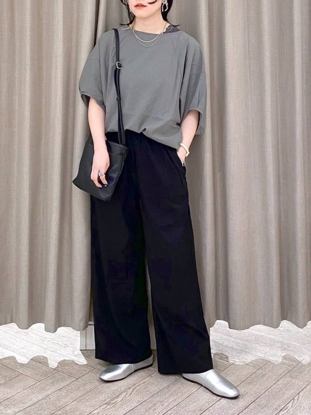 ブラック系のその他パンツ、その他のシャツ/ブラウス、その他のタンクトップを着用したレディースの夏コーディネートの7枚目の写真