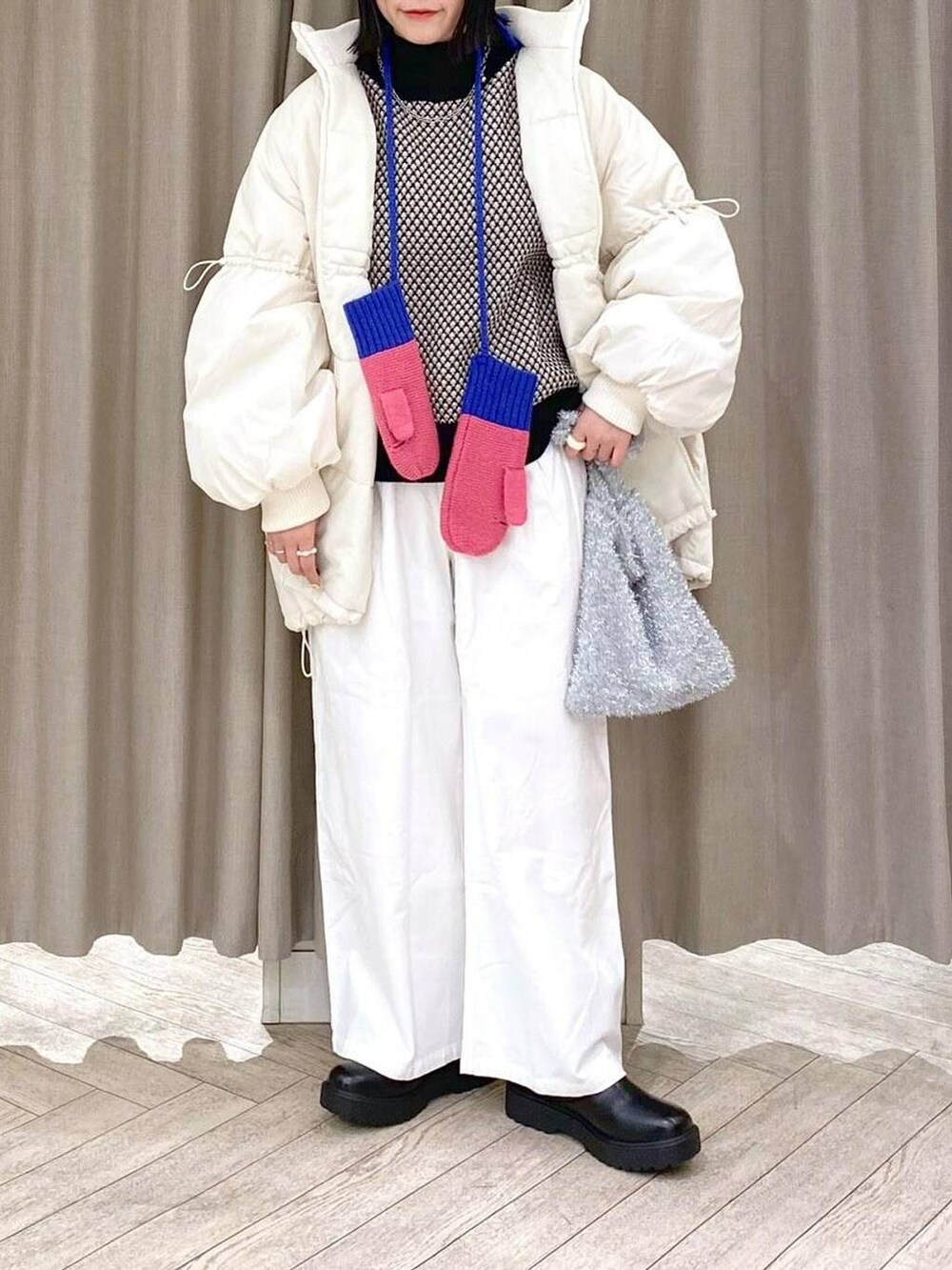 ブラック系のブーツ、その他のショルダーバッグ、その他のニット/セーターを着用したレディースの冬コーディネートの7枚目の写真