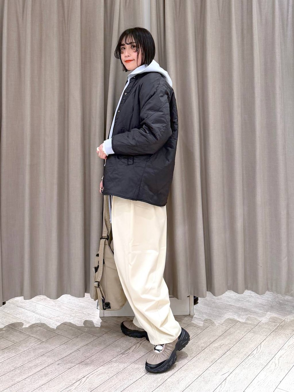 その他のブルゾン、ホワイト系のTシャツ/カットソー、ベージュ系のその他パンツを着用したレディースの冬コーディネートの3枚目の写真