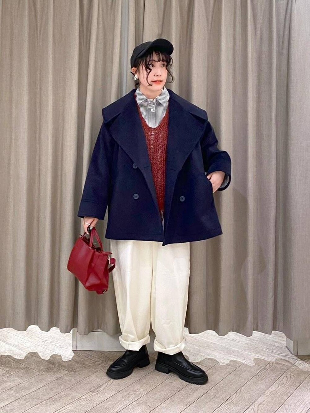 ホワイト系のその他パンツ、ブラウン系のベスト、ブラック系のブーツを着用したレディースの冬コーディネートの2枚目の写真