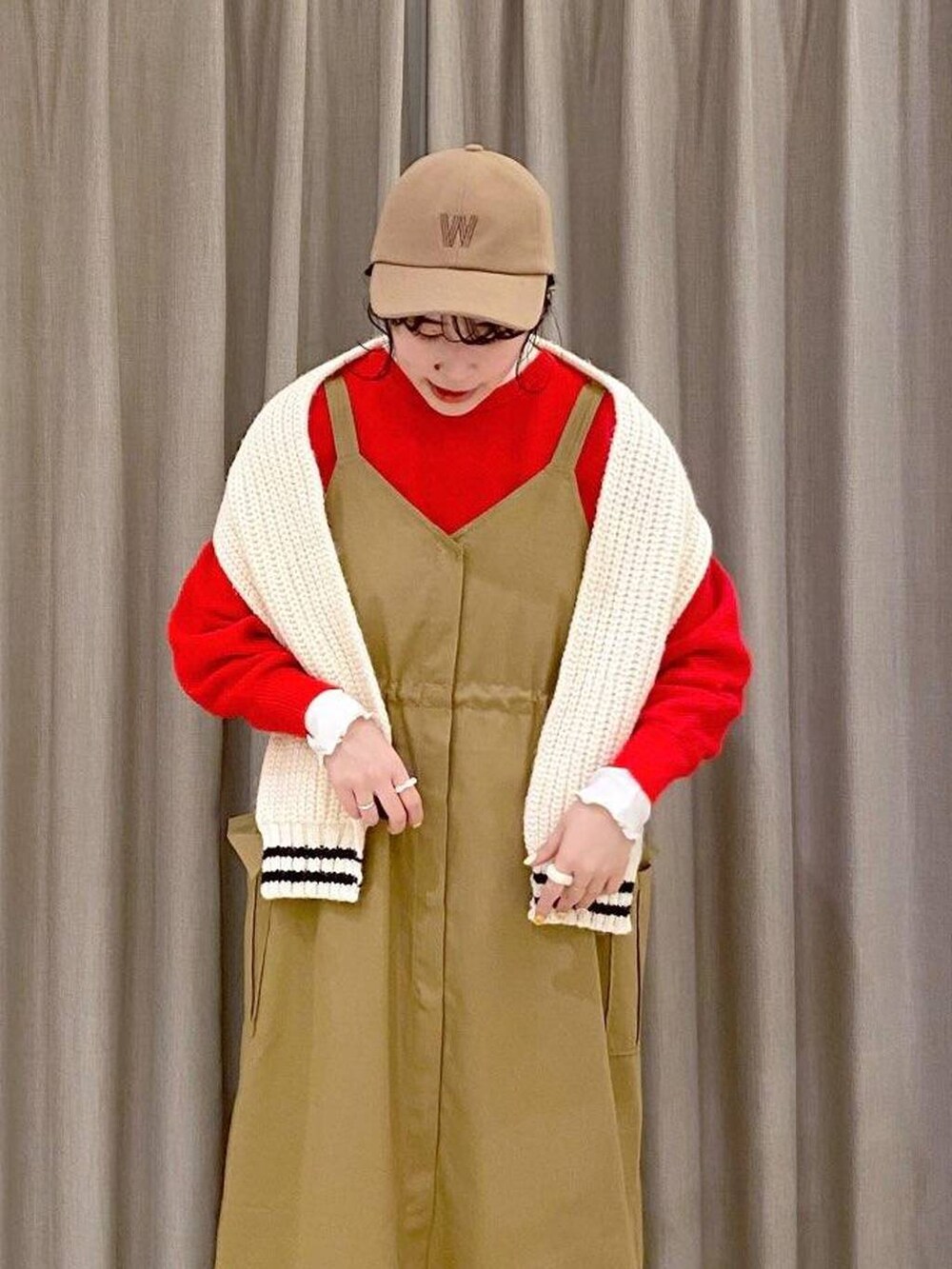 ホワイト系のTシャツ/カットソー、ブラウン系のブルゾン、レッド系のニット/セーターを着用したレディースの冬コーディネートの7枚目の写真