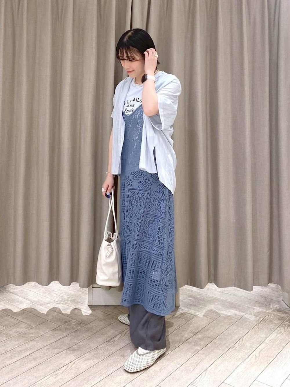 ブルー系のTシャツ/カットソー、ホワイト系のトートバッグ、グレー系のその他パンツを着用したレディースの夏コーディネートの3枚目の写真