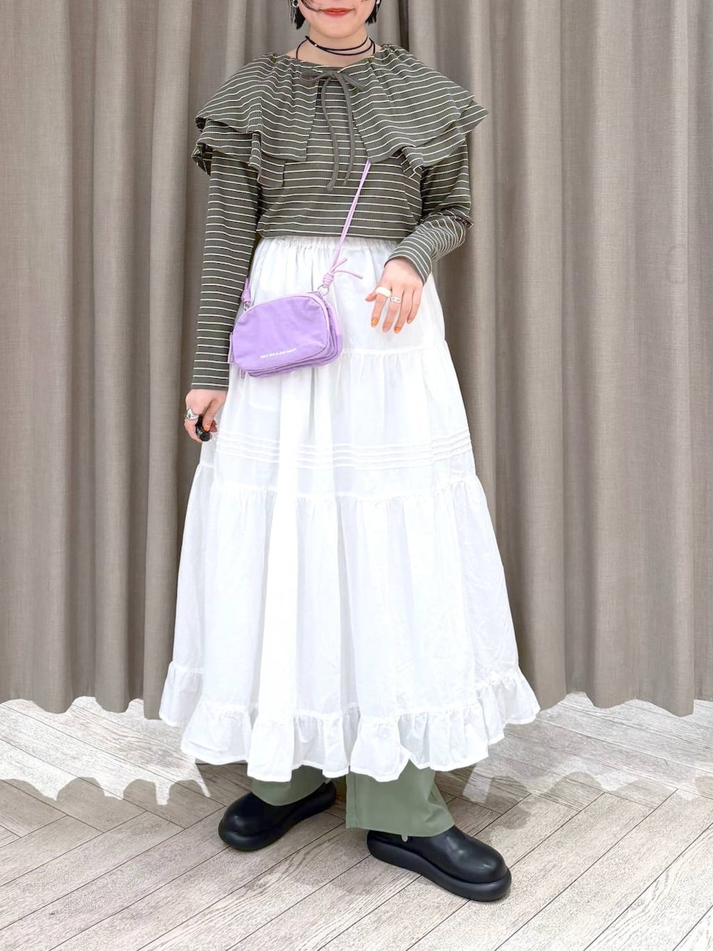 ブラック系のサンダル、グリーン系のその他パンツ、パープル系のショルダーバッグを着用したレディースの春コーディネートの8枚目の写真