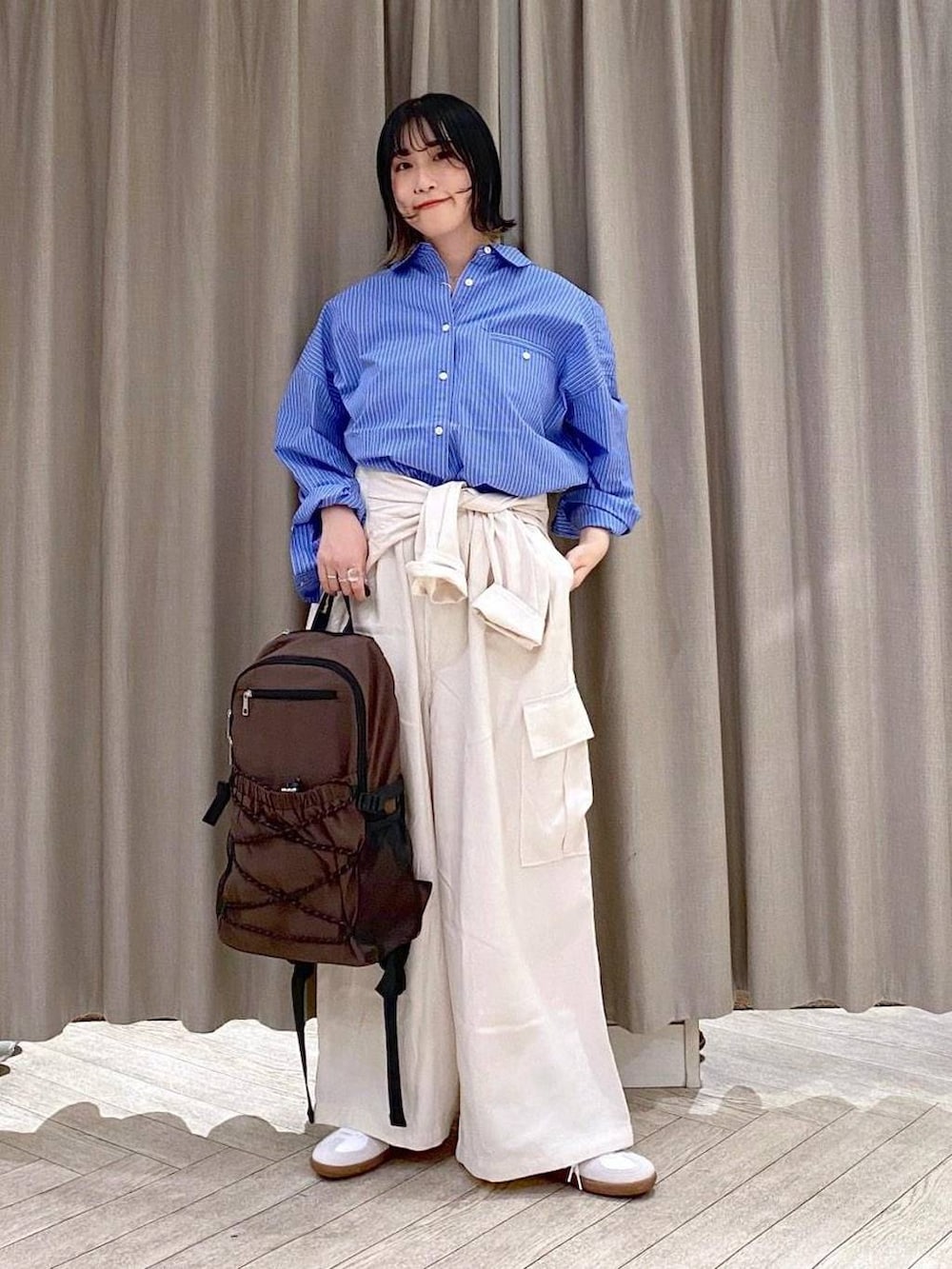 ホワイト系のスニーカー、ベージュ系のその他パンツ、ベージュ系のシャツ/ブラウスを着用したレディースの秋コーディネートの9枚目の写真