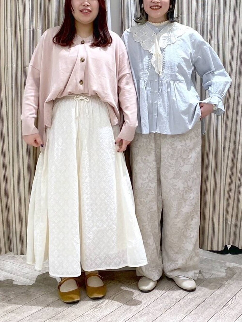 イエロー系のパンプス、ピンク系のカーディガン/ボレロ、ブルー系のビジネスシャツを着用したレディースの冬コーディネートの7枚目の写真