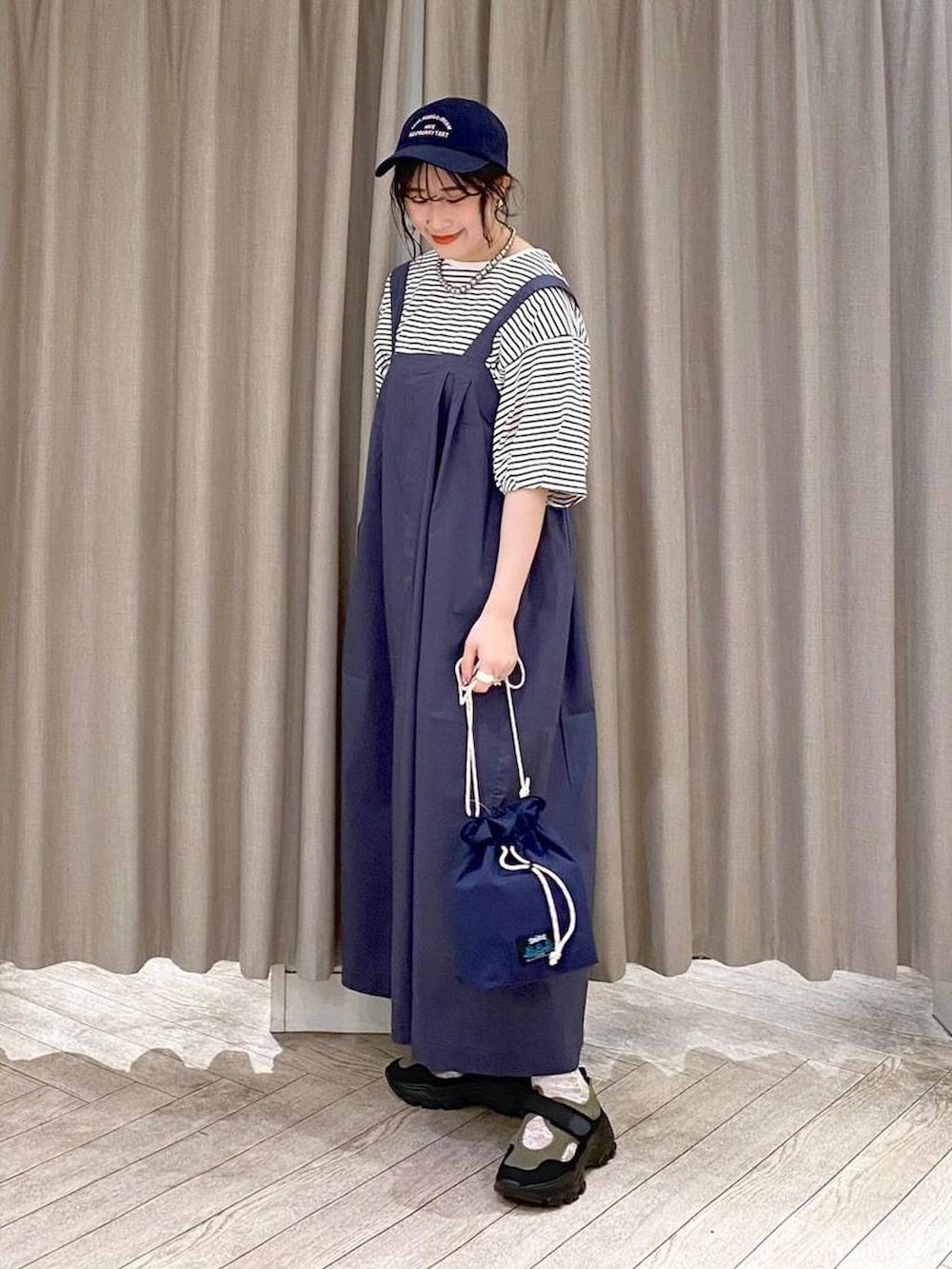 ブルー系のジャンパースカート、その他のTシャツ/カットソー、ブルー系のトートバッグを着用したレディースの夏コーディネートの3枚目の写真