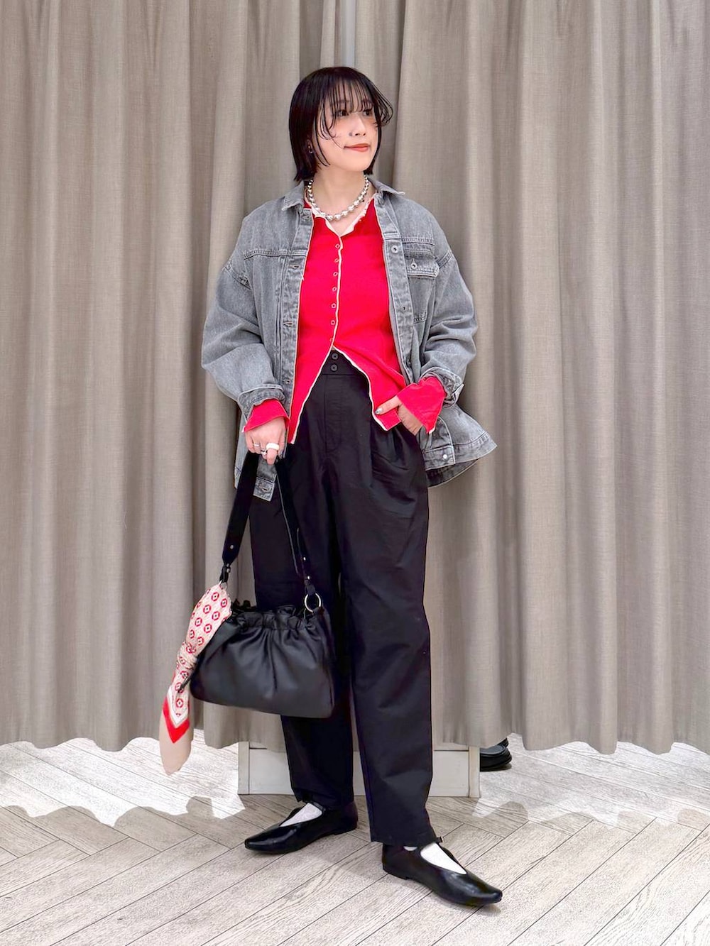 グレー系のデニムジャケット、ブラック系のトートバッグ、ブラック系のその他パンツを着用したレディースの春コーディネートの9枚目の写真