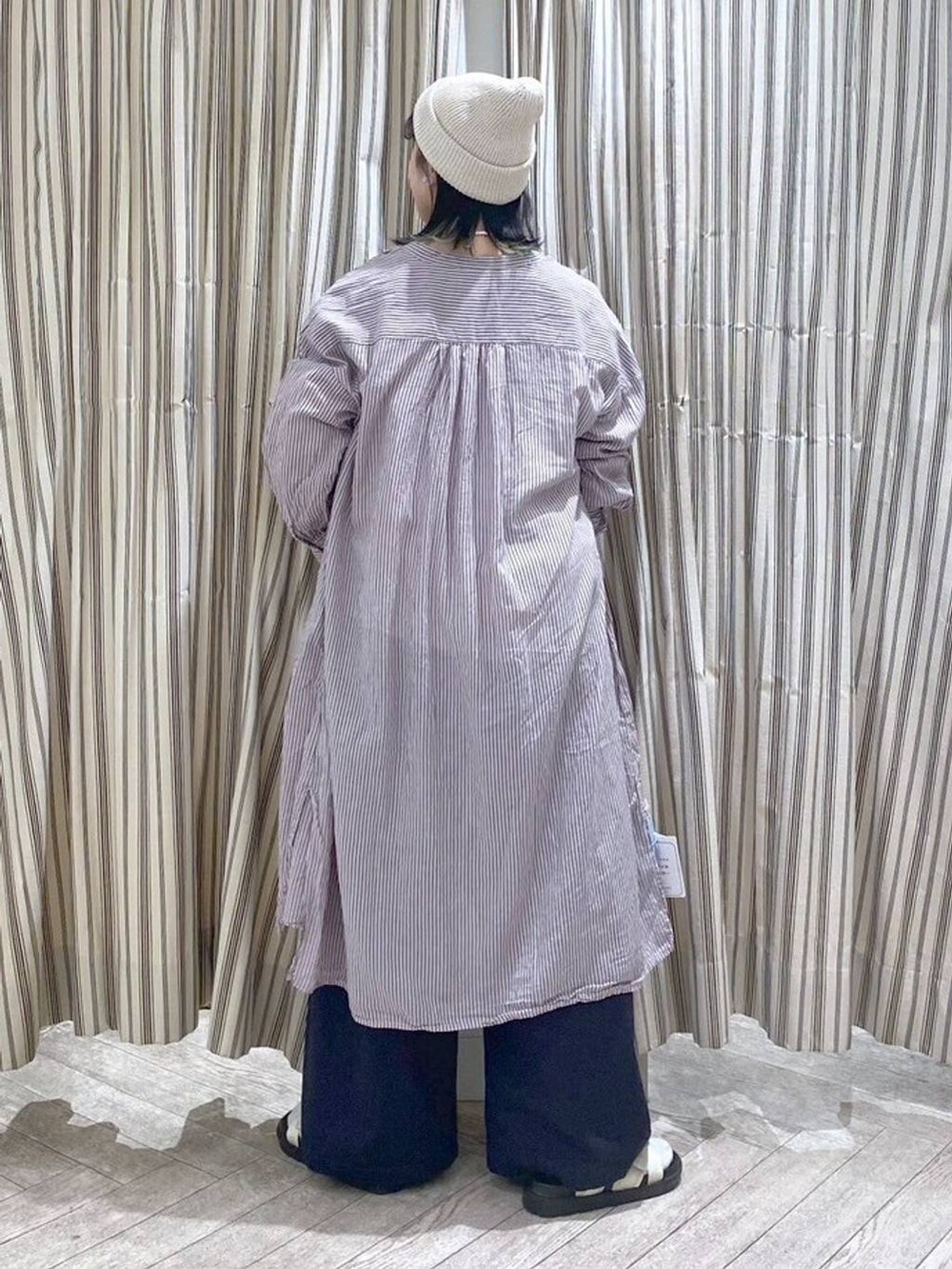 ベージュ系のサンダル、その他のTシャツ/カットソー、ブルー系のチノパンツを着用したレディースの春コーディネートの4枚目の写真