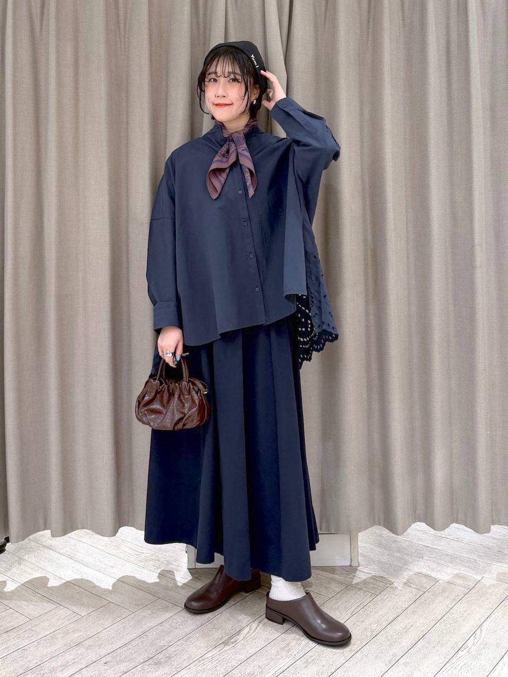 ブラック系のショルダーバッグ、ブルー系のシャツ/ブラウス、ブラウン系のその他シューズを着用したレディースの春コーディネートの8枚目の写真