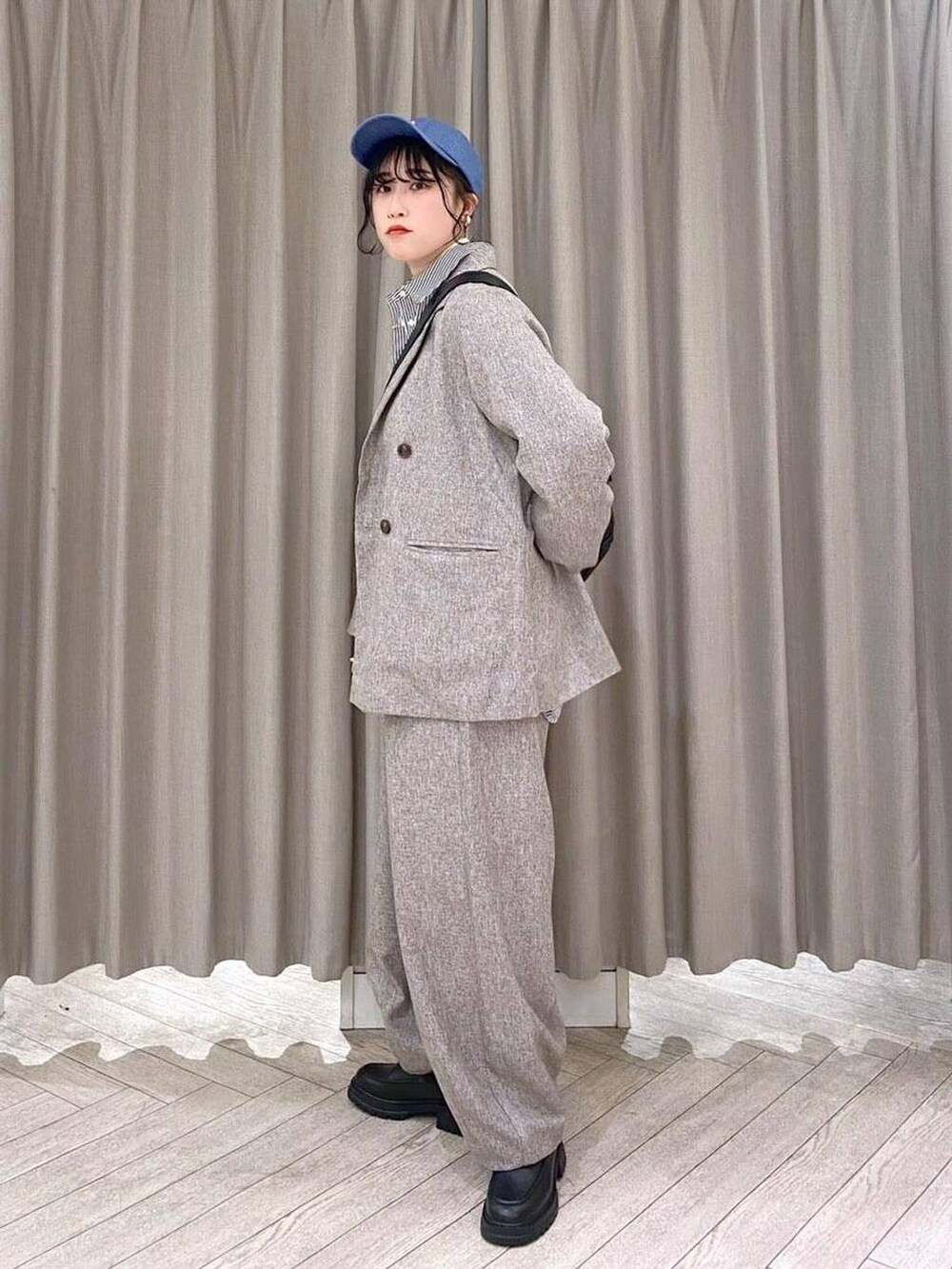 ブラック系のブーツ、ベージュ系のその他パンツ、ブラック系のシャツ/ブラウスを着用したレディースの冬コーディネートの4枚目の写真