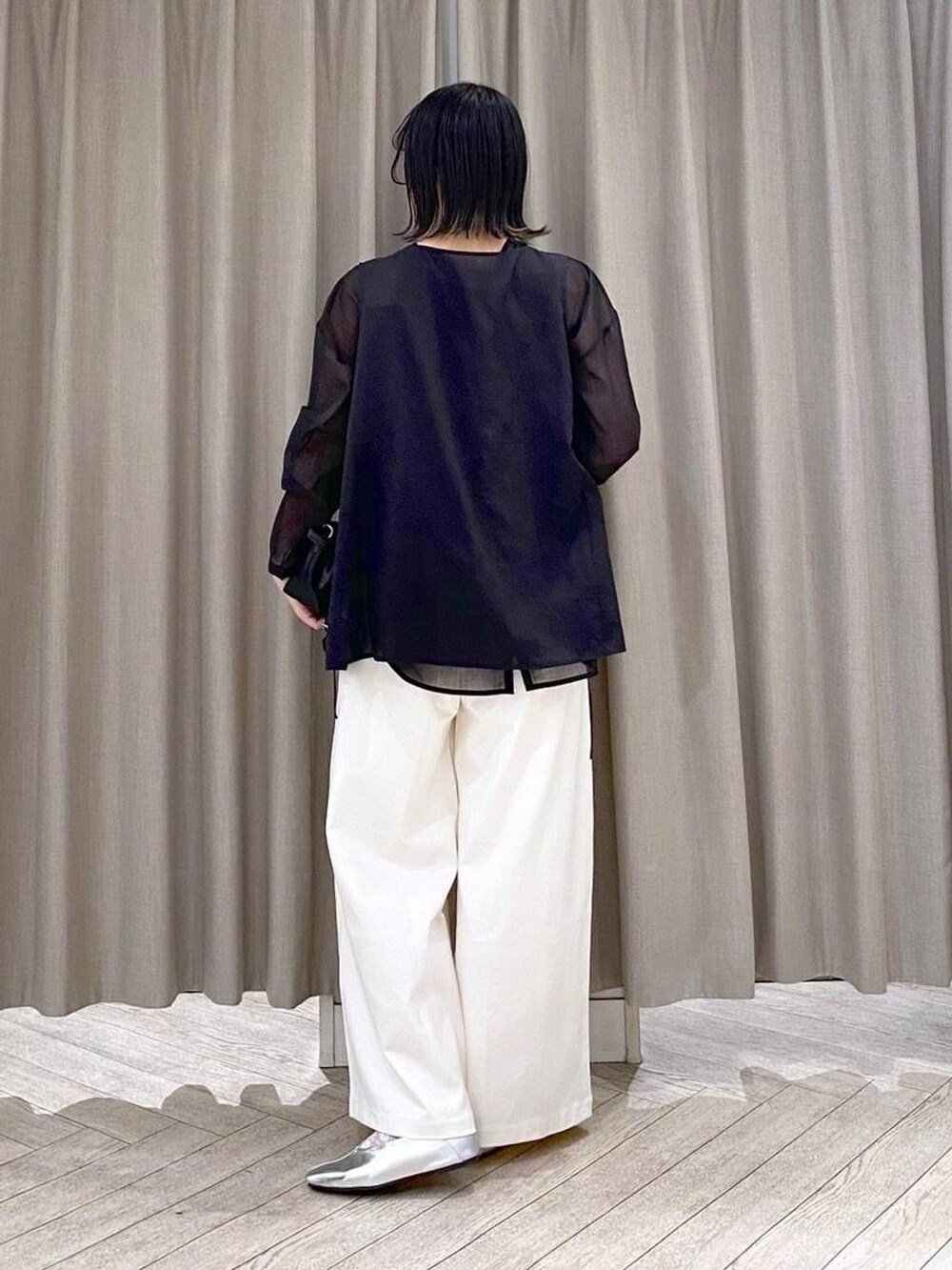 ホワイト系のその他パンツ、ブラック系のショルダーバッグ、その他のパンプスを着用したレディースの秋コーディネートの4枚目の写真