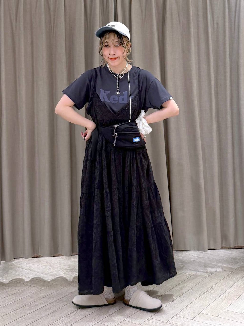 グレー系のTシャツ/カットソー、ブラック系のトートバッグ、ベージュ系のその他シューズを着用したレディースの夏コーディネートの7枚目の写真