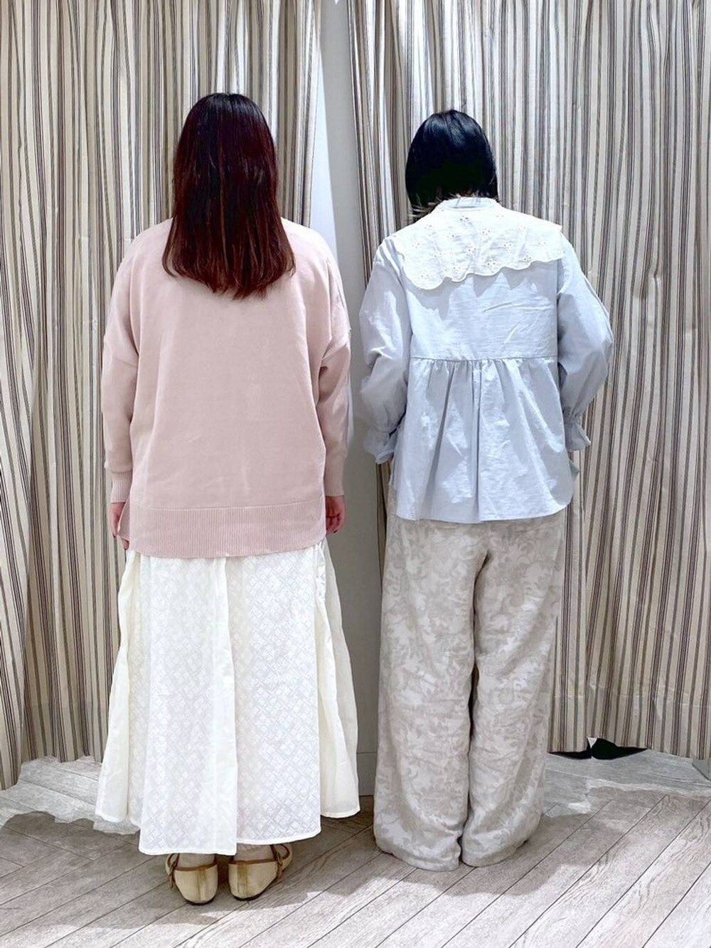 イエロー系のパンプス、ピンク系のカーディガン/ボレロ、ブルー系のビジネスシャツを着用したレディースの冬コーディネートの6枚目の写真