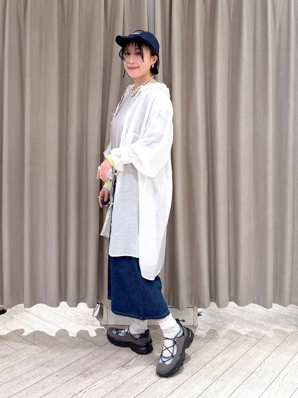 グレー系のスニーカー、ブルー系のその他パンツ、ブラック系のショルダーバッグを着用したレディースの春コーディネートの4枚目の写真