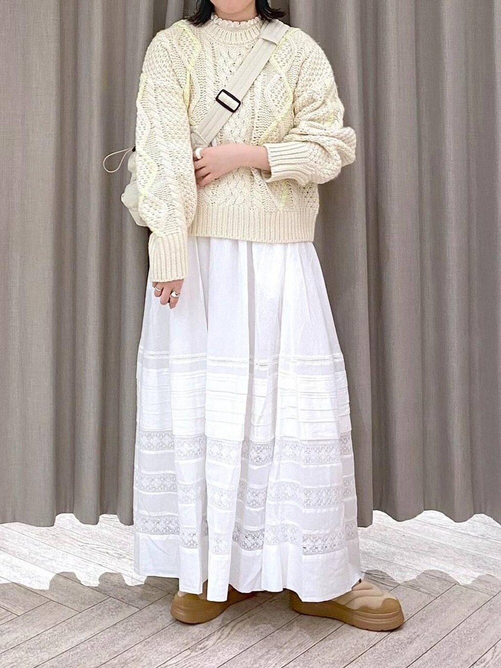 ホワイト系のTシャツ/カットソー、ベージュ系のニット/セーター、ホワイト系のスカートを着用したレディースの秋コーディネートの7枚目の写真