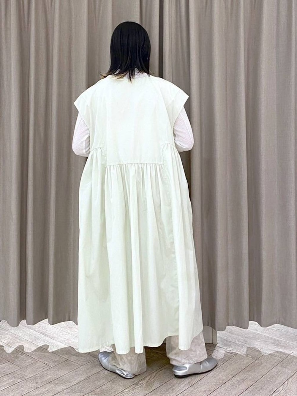 ホワイト系のTシャツ/カットソー、その他のパンプス、グリーン系のワンピースを着用したレディースの夏コーディネートの7枚目の写真