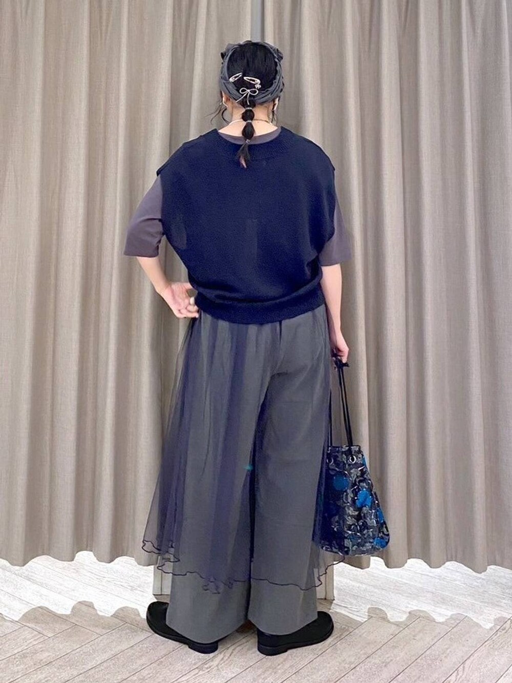 グレー系のその他パンツ、その他のTシャツ/カットソー、ブラック系のトートバッグを着用したレディースの秋コーディネートの5枚目の写真