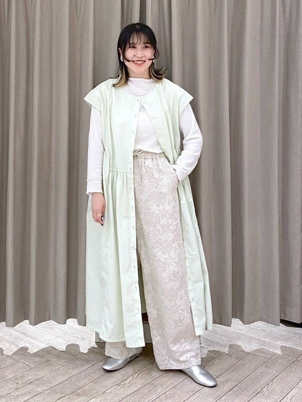 ホワイト系のTシャツ/カットソー、その他のパンプス、グリーン系のワンピースを着用したレディースの夏コーディネートの5枚目の写真