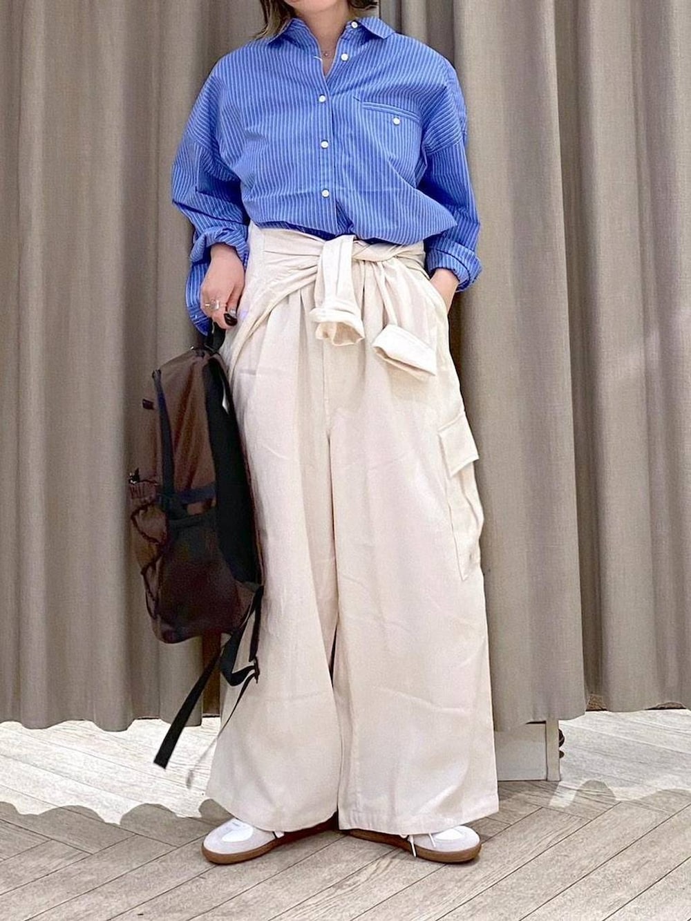 ホワイト系のスニーカー、ベージュ系のその他パンツ、ベージュ系のシャツ/ブラウスを着用したレディースの秋コーディネートの7枚目の写真