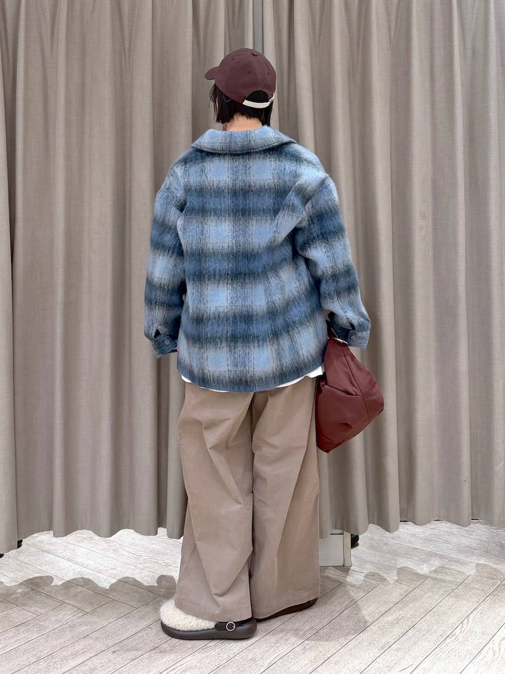 ブルー系のその他アウター、その他のサンダル、ブルー系のスウェットを着用したレディースの冬コーディネートの4枚目の写真