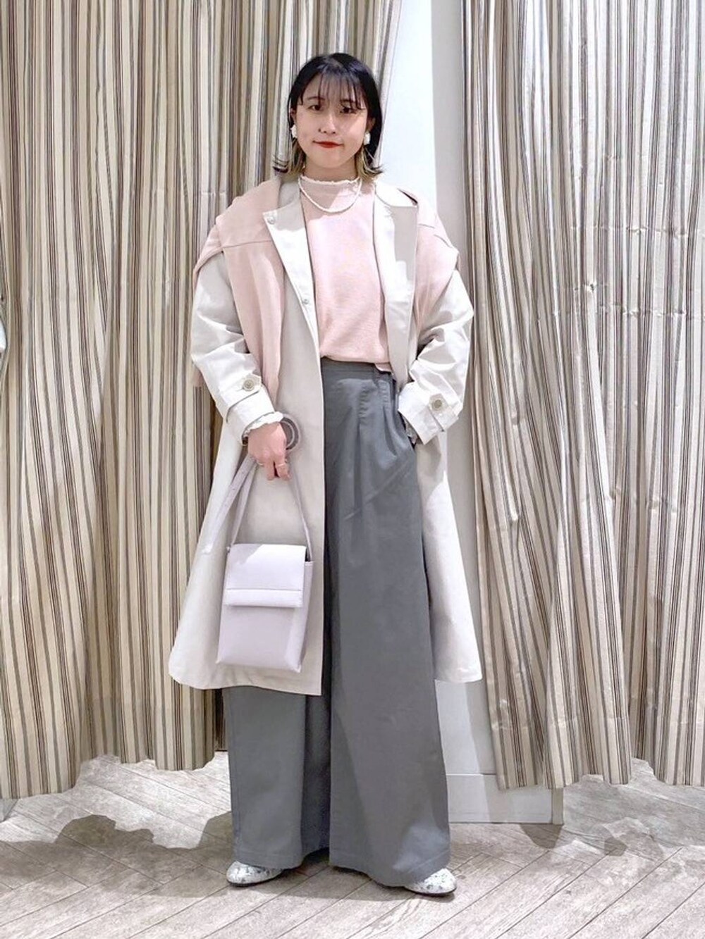 ホワイト系のシャツ/ブラウス、ピンク系のニット/セーター、ピンク系のカーディガン/ボレロを着用したレディースの春コーディネートの7枚目の写真