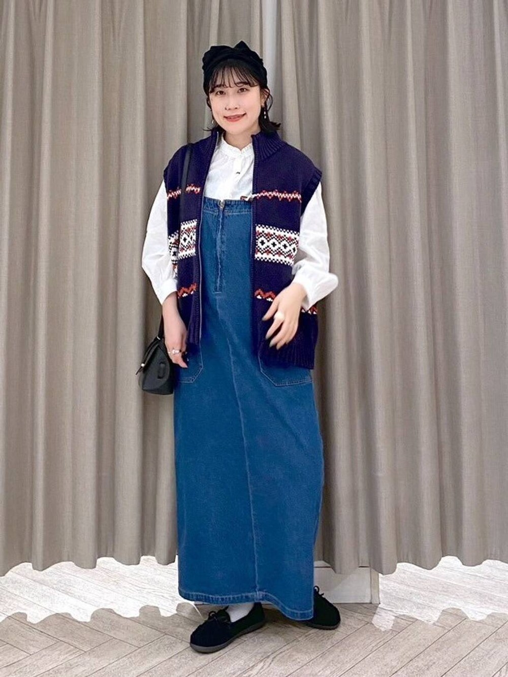 ブラック系のショルダーバッグ、ブルー系のワンピース、ブラック系のヘアバンドを着用したレディースの秋コーディネートの9枚目の写真