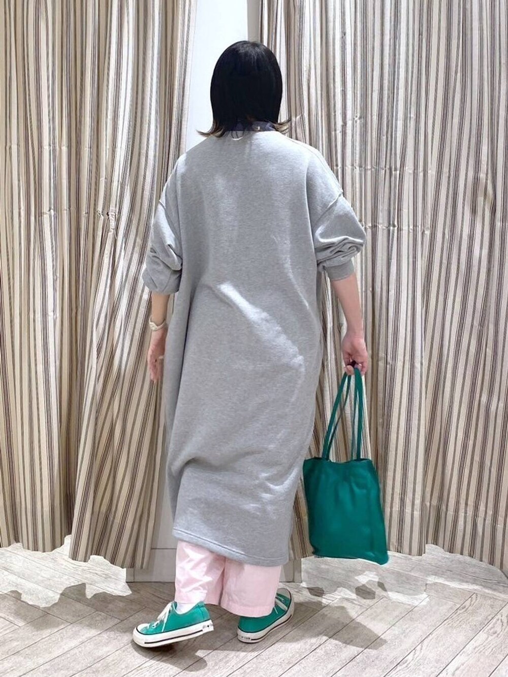 グレー系のワンピース、グリーン系のスニーカーを着用したレディースの春コーディネートの4枚目の写真