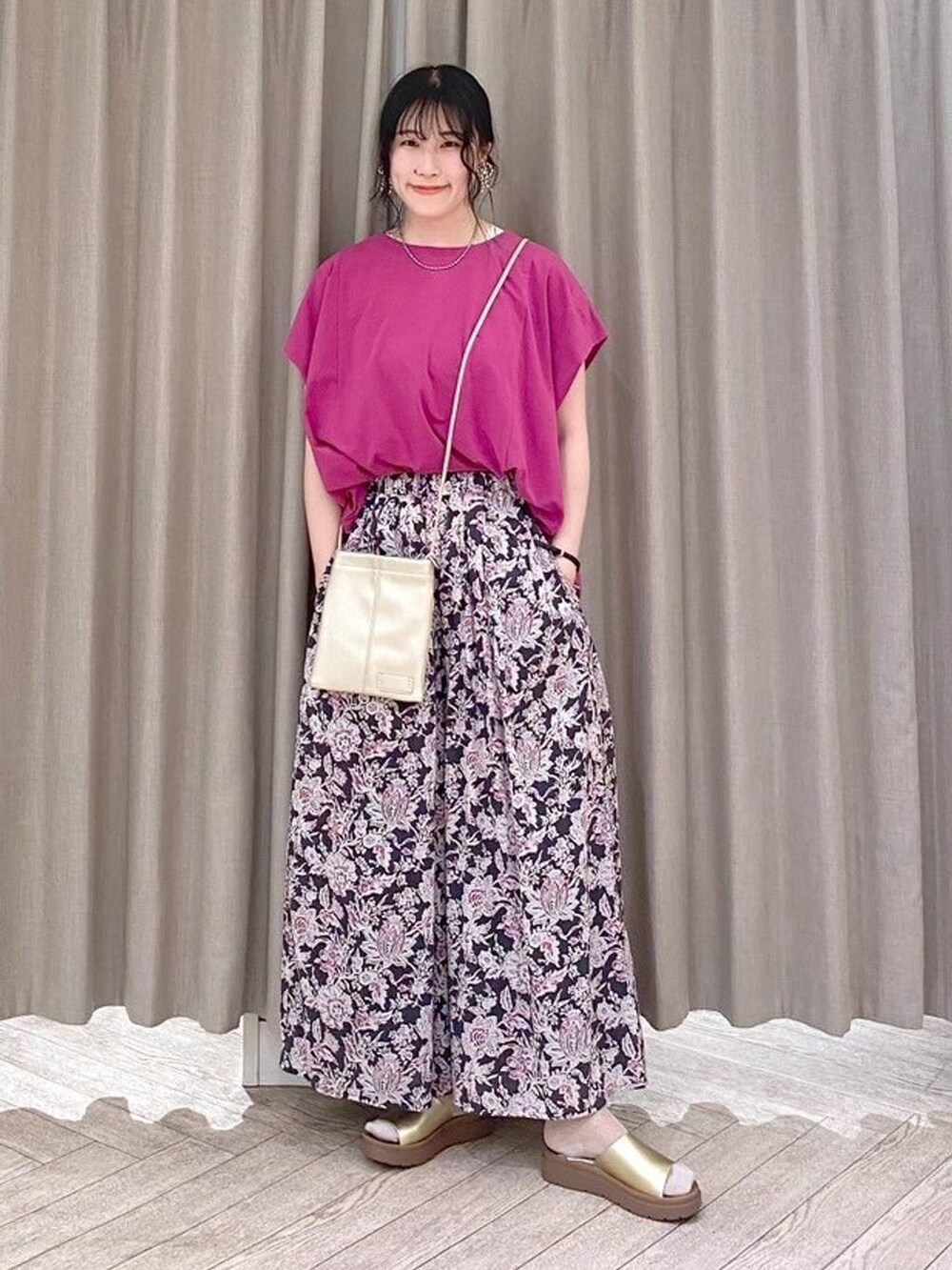 ベージュ系のタンクトップ、レッド系のその他パンツ、その他のサンダルを着用したレディースの夏コーディネートの2枚目の写真