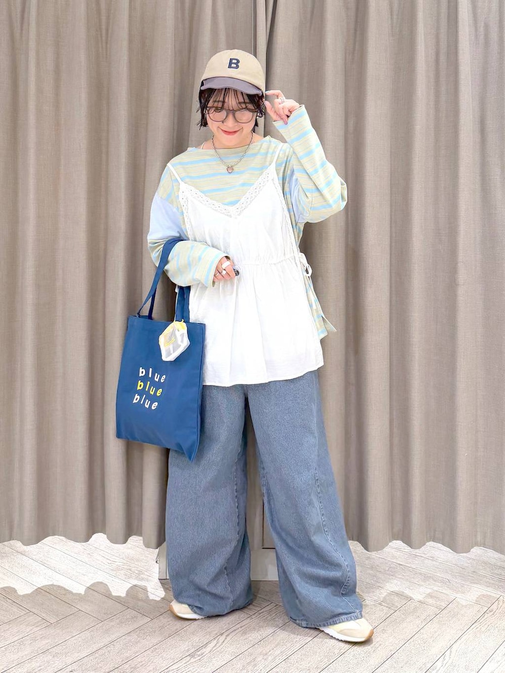 ブルー系のデニムパンツ、ブルー系のトートバッグ、ブルー系のTシャツ/カットソーを着用したレディースの春コーディネートの2枚目の写真