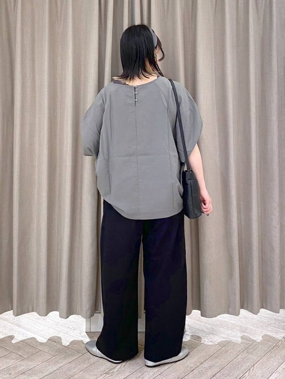 ブラック系のその他パンツ、その他のシャツ/ブラウス、その他のタンクトップを着用したレディースの夏コーディネートの6枚目の写真