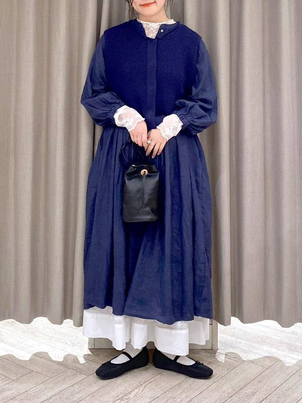 ブラック系のバレエシューズ、ブラック系のショルダーバッグ、ホワイト系のTシャツ/カットソーを着用したレディースの秋コーディネートの7枚目の写真