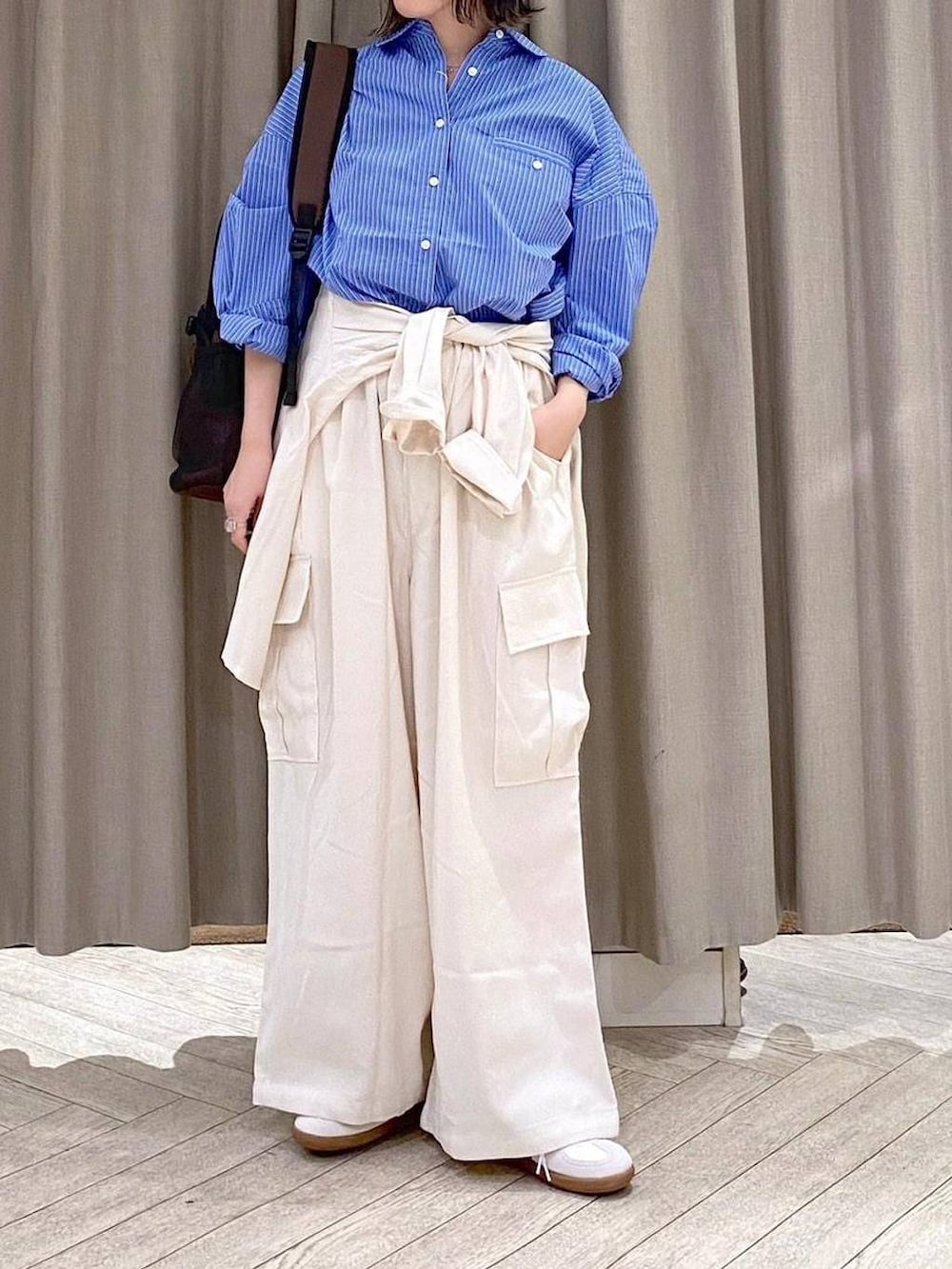 ホワイト系のスニーカー、ベージュ系のその他パンツ、ベージュ系のシャツ/ブラウスを着用したレディースの秋コーディネートの6枚目の写真