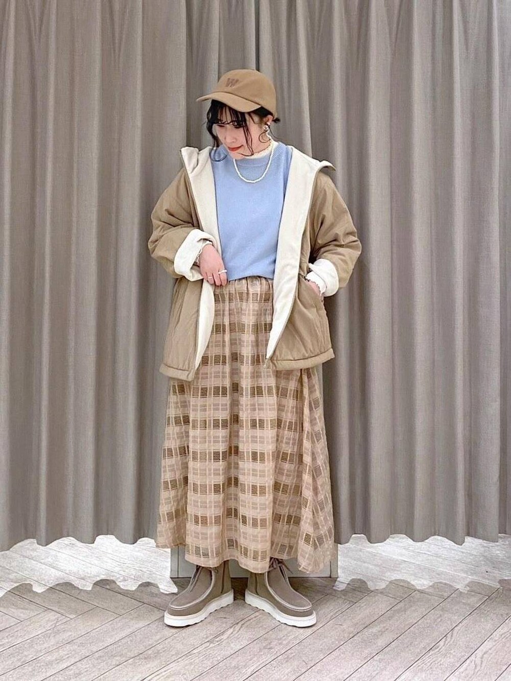 ベージュ系のブルゾン、ホワイト系のTシャツ/カットソー、ベージュ系のハンドバッグを着用したレディースの冬コーディネートの10枚目の写真