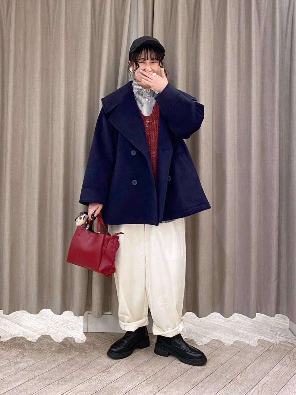 ホワイト系のその他パンツ、ブラウン系のベスト、ブラック系のブーツを着用したレディースの冬コーディネートの8枚目の写真