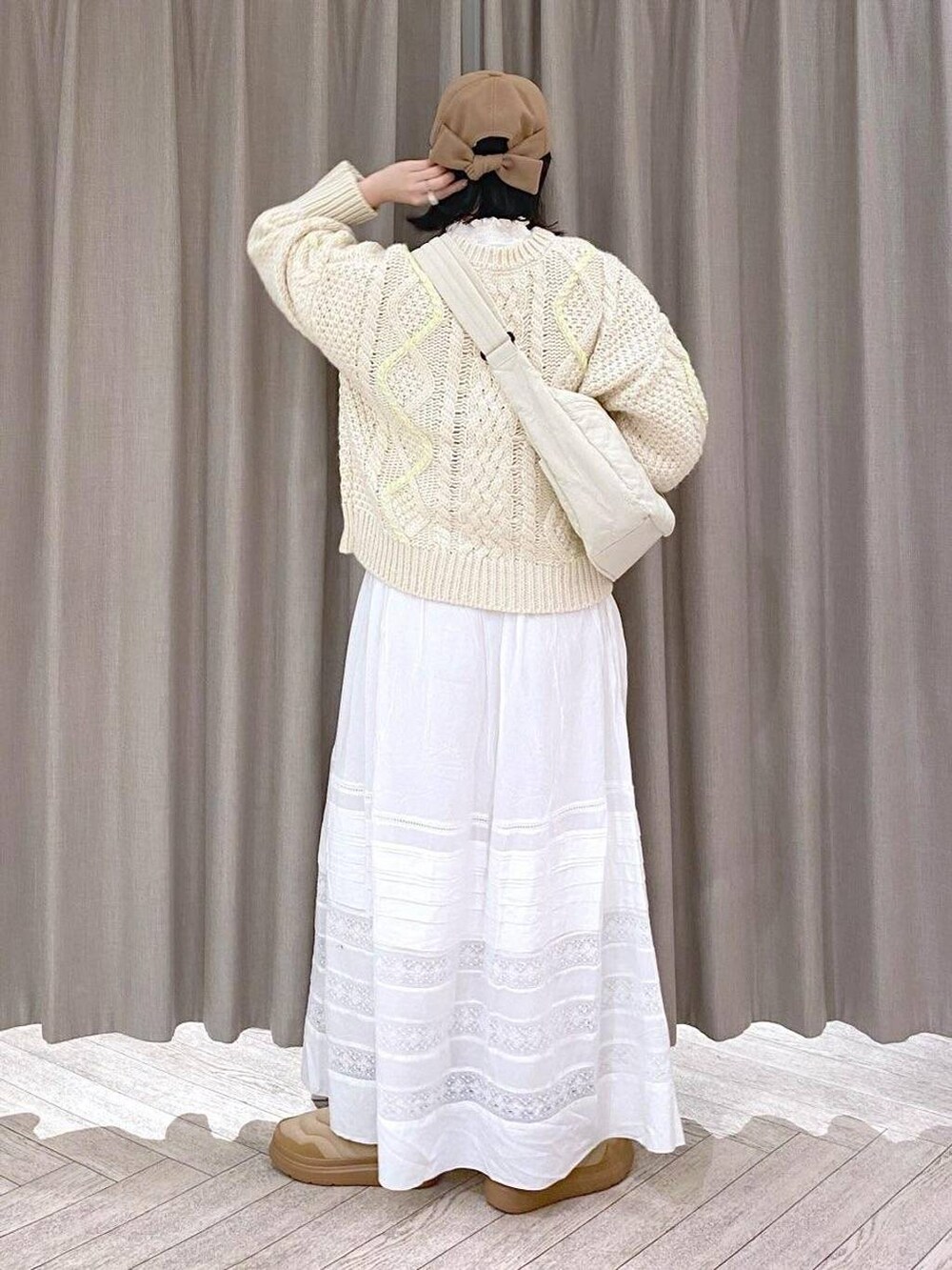 ホワイト系のTシャツ/カットソー、ベージュ系のニット/セーター、ホワイト系のスカートを着用したレディースの秋コーディネートの4枚目の写真