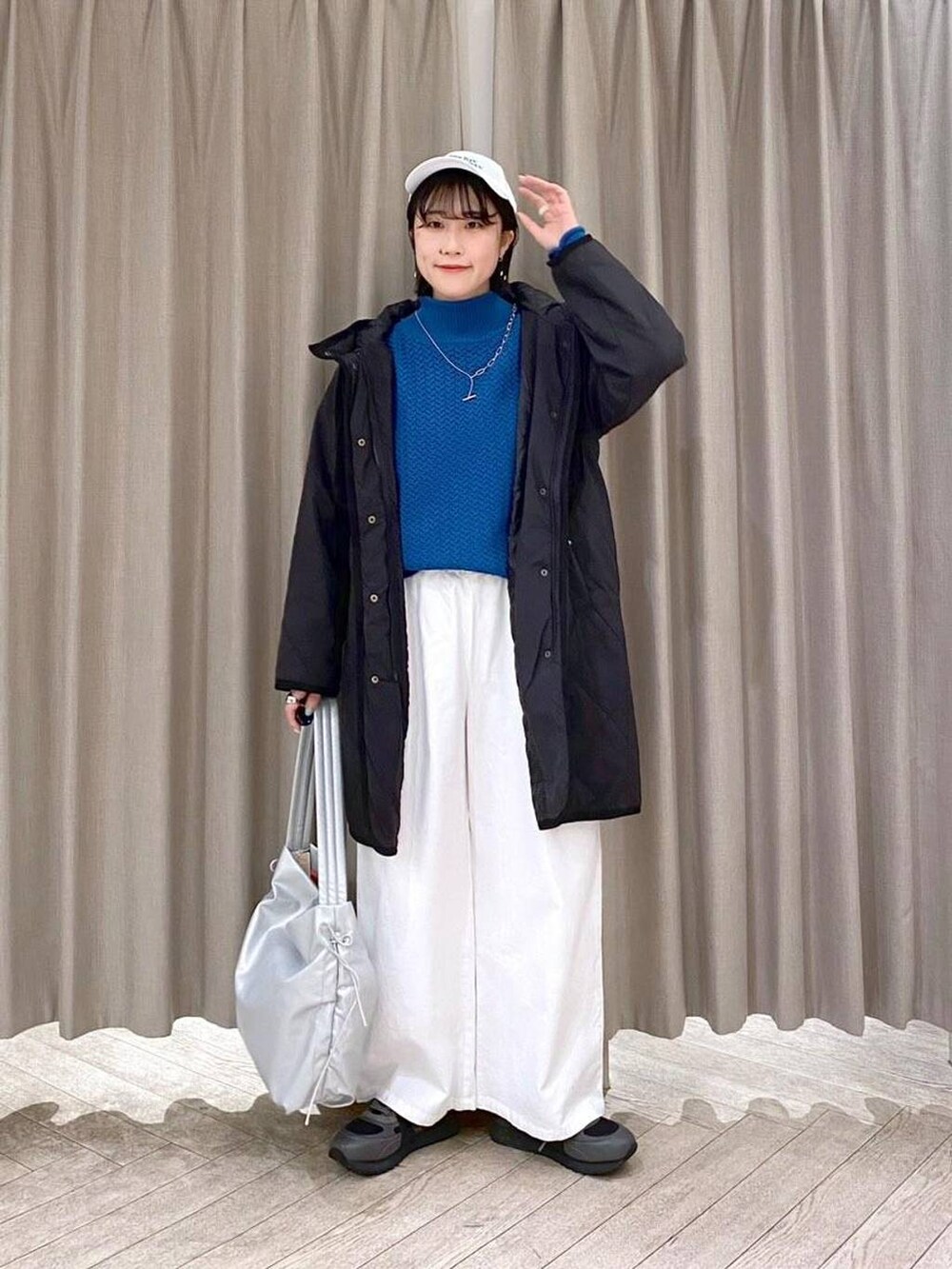 ブラック系のスニーカー、ブラック系のダウンジャケット/コート、その他のショルダーバッグを着用したレディースの冬コーディネートの7枚目の写真