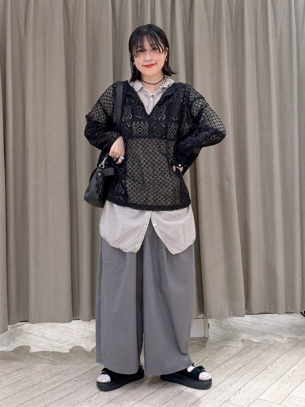 グレー系のワンピース、その他のその他パンツ、ブラック系のサンダルを着用したレディースの夏コーディネートの2枚目の写真