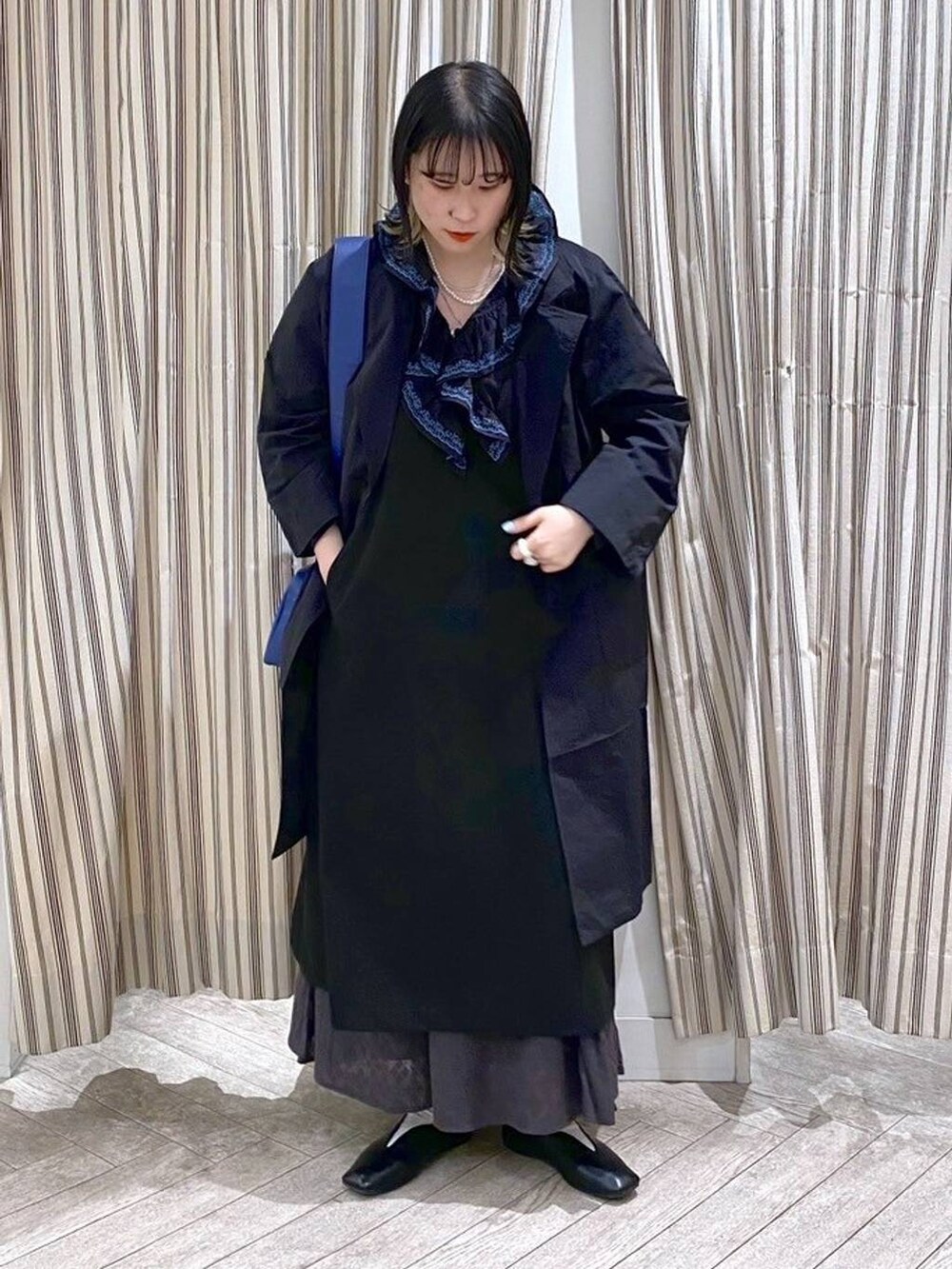 ブラック系のシャツ/ブラウス、ブラック系のジャンパースカート、ブラック系のスカートを着用したレディースの春コーディネートの8枚目の写真