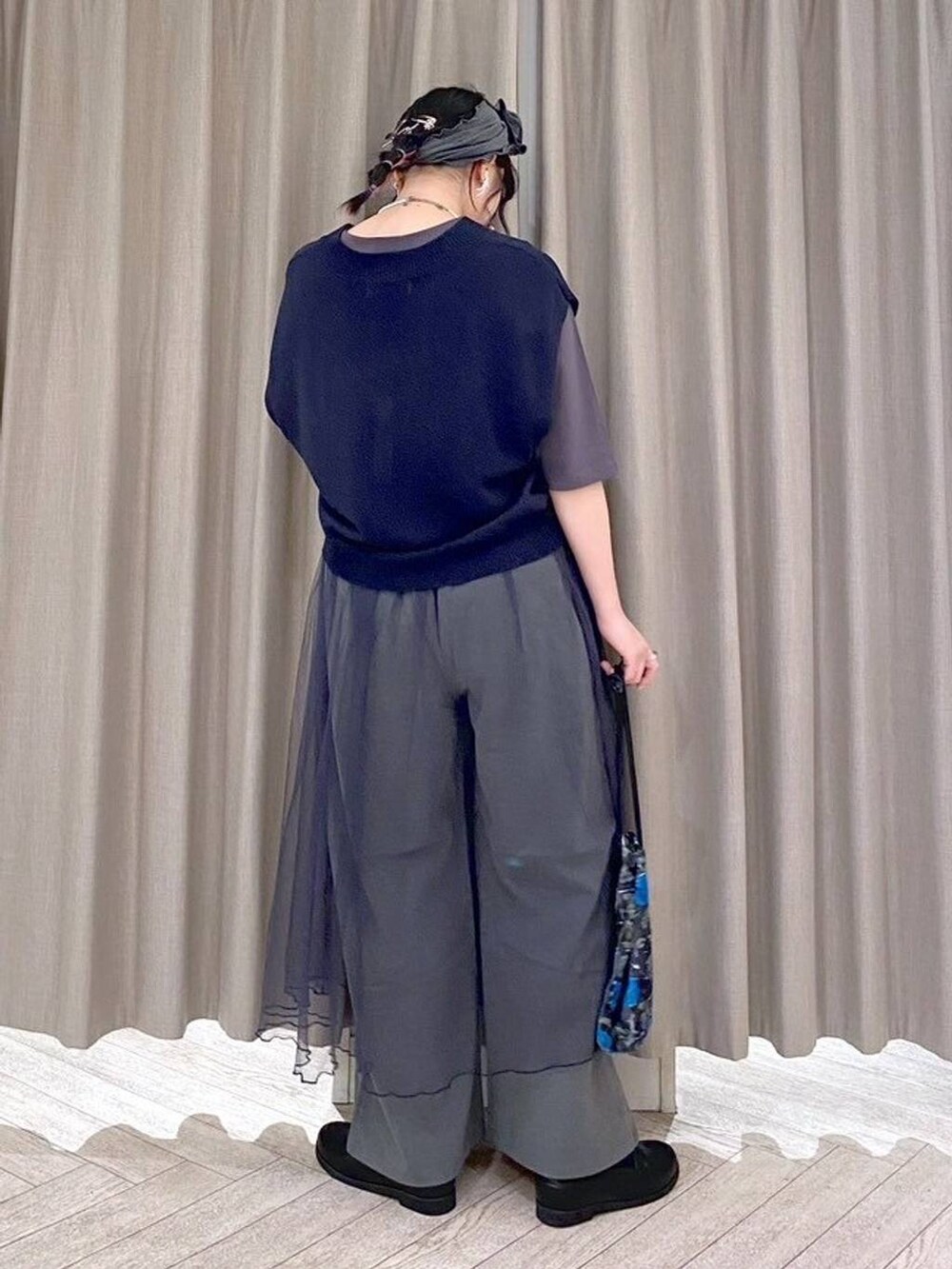 グレー系のその他パンツ、その他のTシャツ/カットソー、ブラック系のトートバッグを着用したレディースの秋コーディネートの6枚目の写真