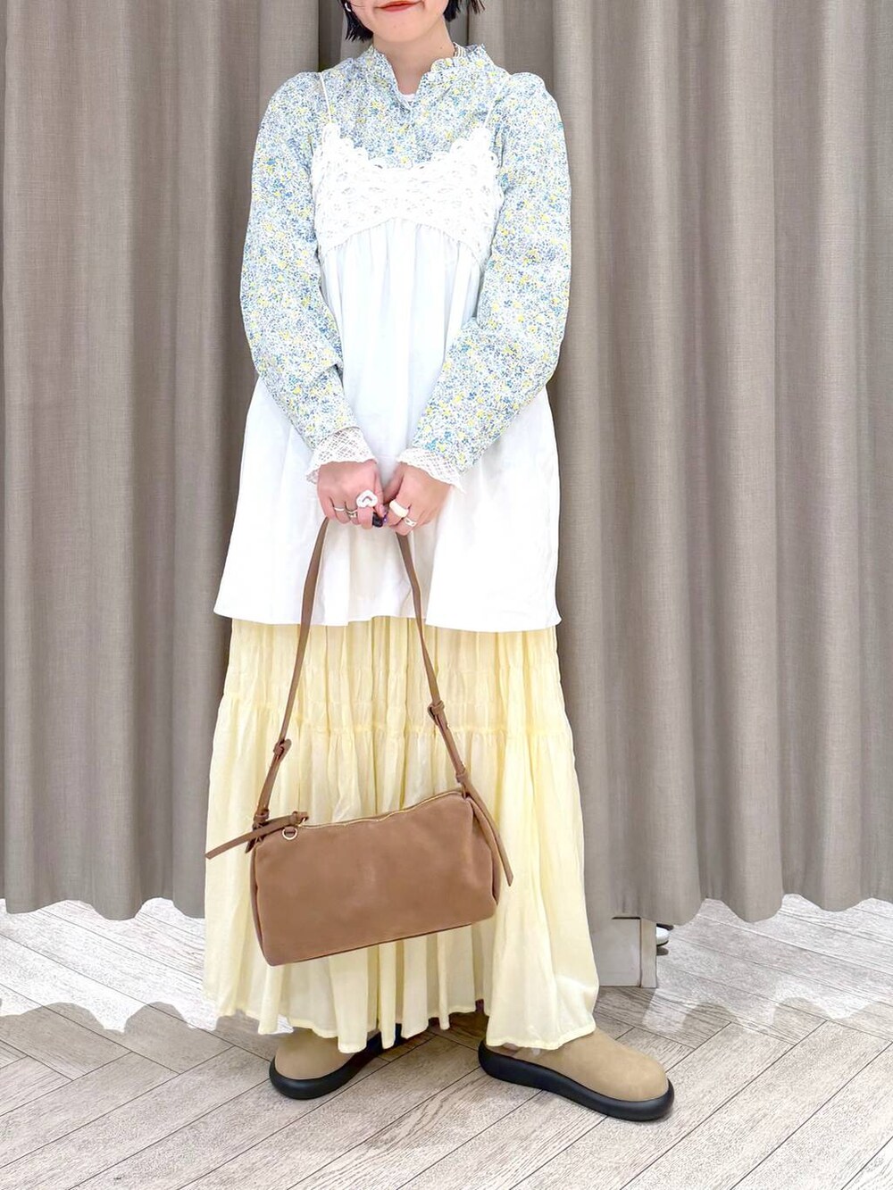 ベージュ系のサンダル、イエロー系のスカート、その他のシャツ/ブラウスを着用したレディースの春コーディネートの8枚目の写真