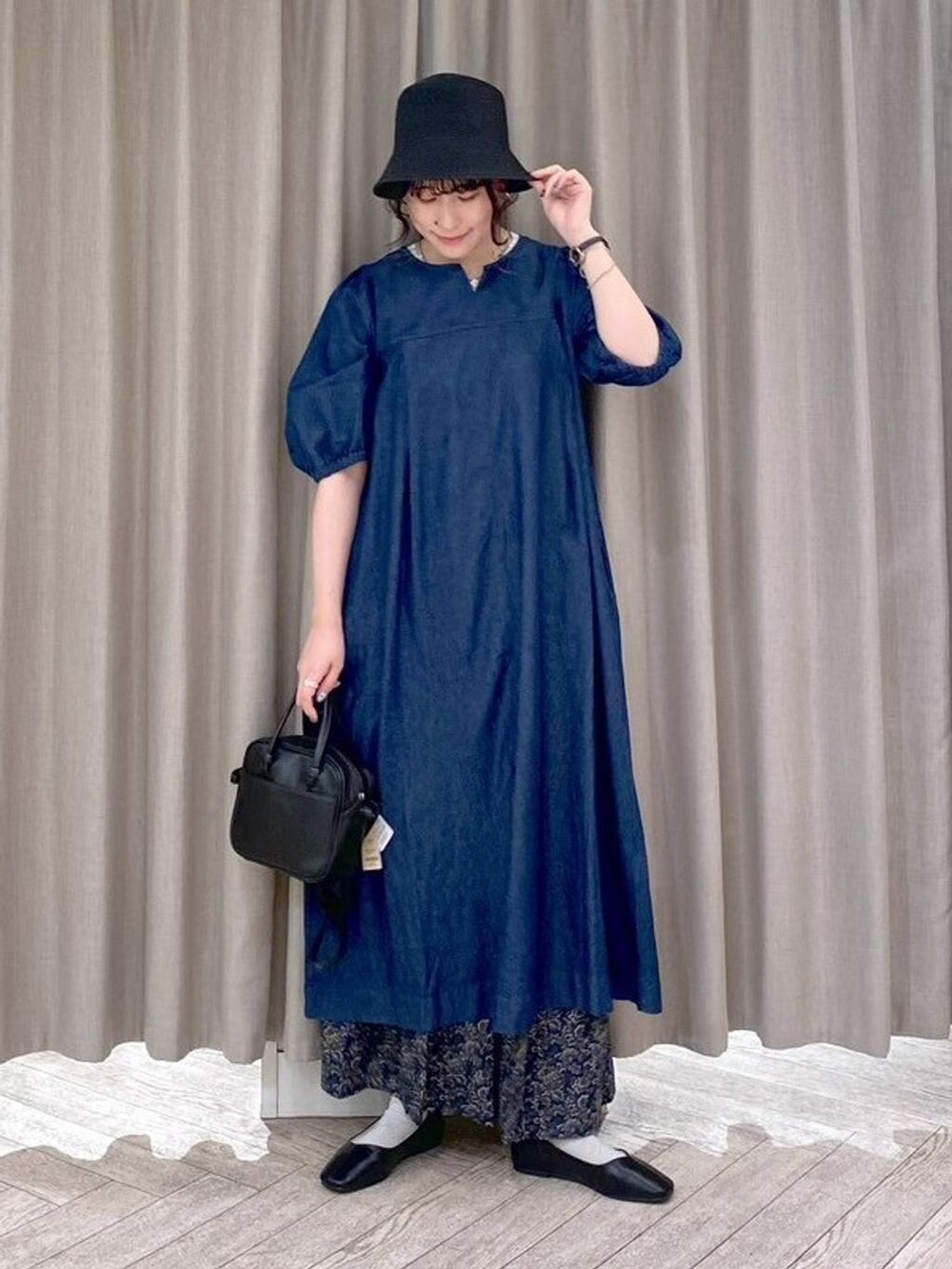 ブラック系のショルダーバッグ、ホワイト系のタンクトップ、ブルー系のワンピースを着用したレディースの夏コーディネートの9枚目の写真