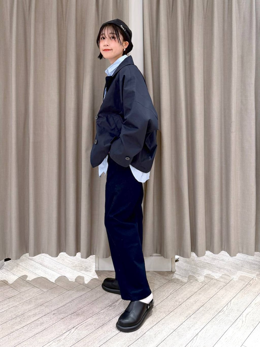 ブラック系のサンダル、ブルー系のその他パンツ、その他のシャツ/ブラウスを着用したレディースの春コーディネートの4枚目の写真