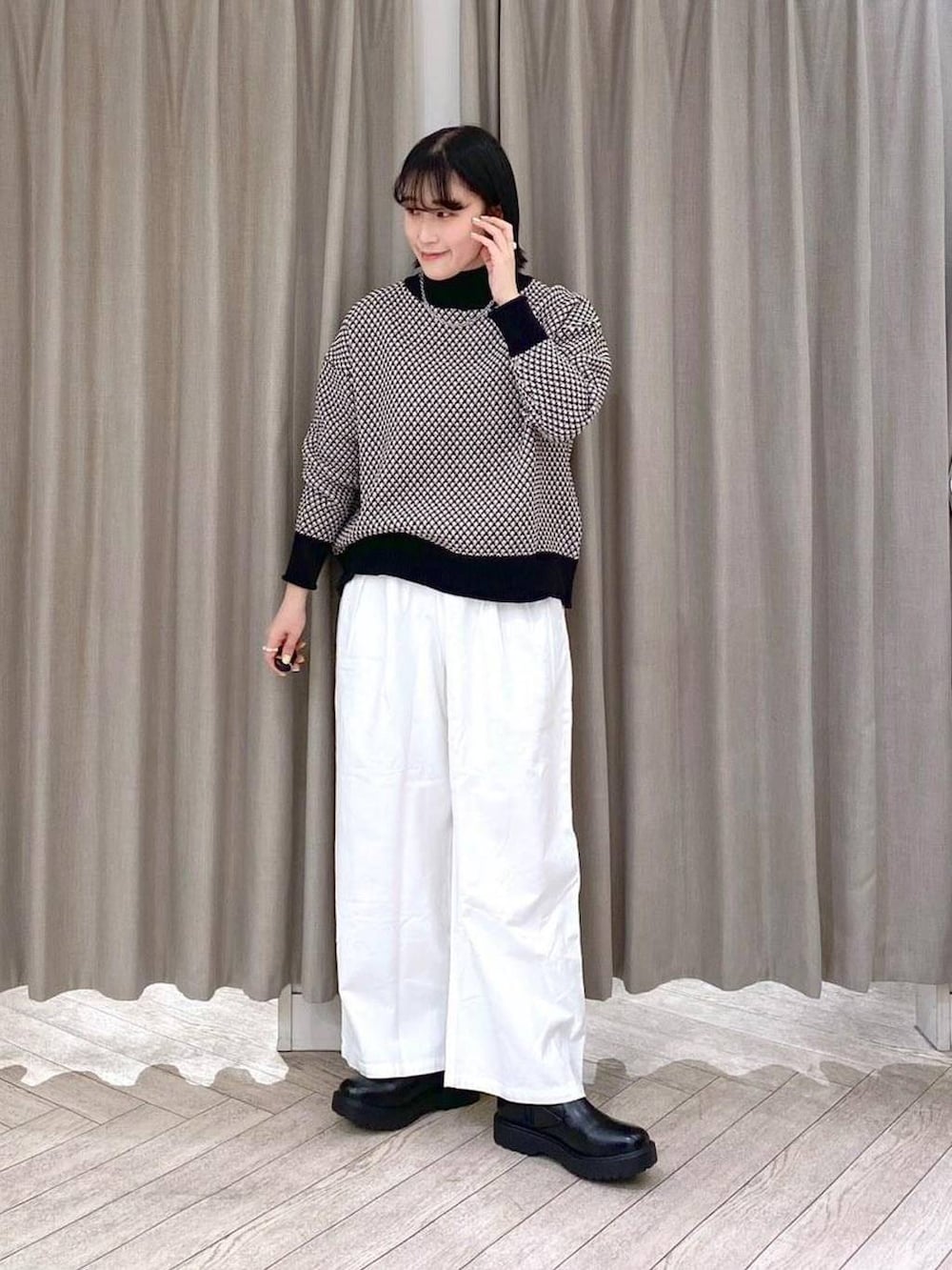 ブラック系のブーツ、その他のショルダーバッグ、その他のニット/セーターを着用したレディースの冬コーディネートの5枚目の写真