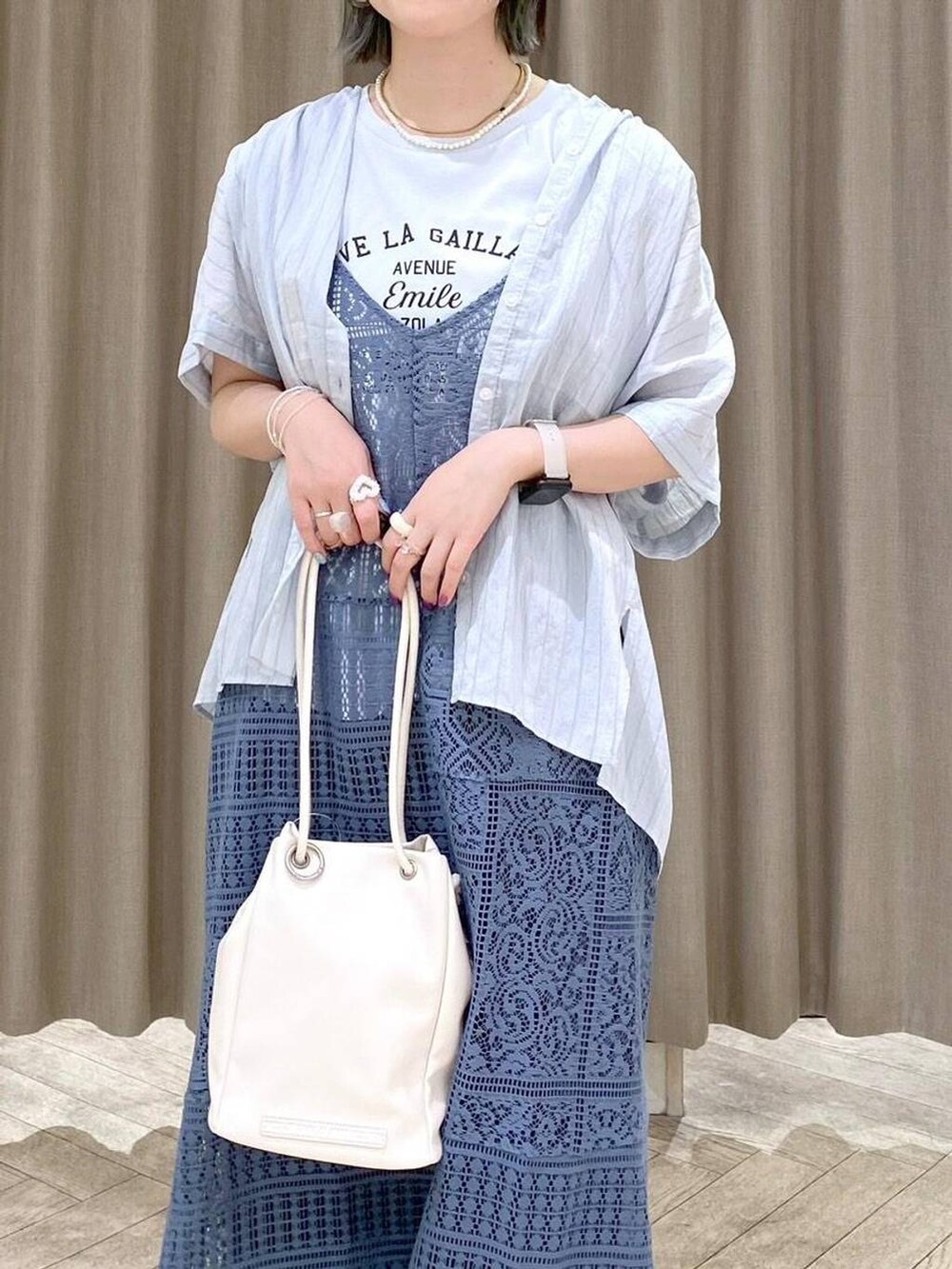 ブルー系のTシャツ/カットソー、ホワイト系のトートバッグ、グレー系のその他パンツを着用したレディースの夏コーディネートの5枚目の写真