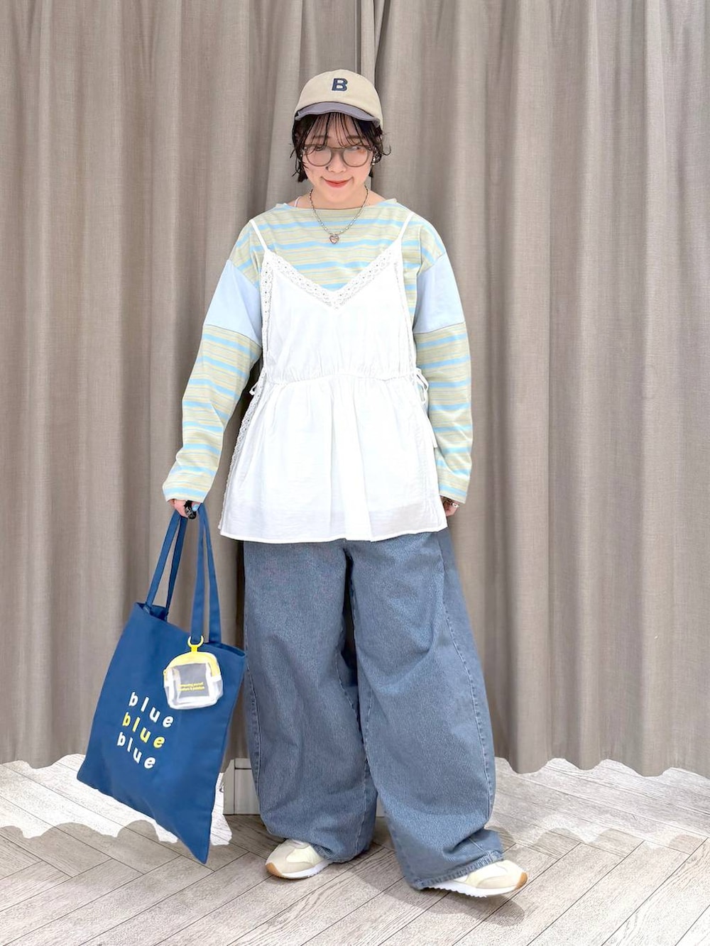 ブルー系のデニムパンツ、ブルー系のトートバッグ、ブルー系のTシャツ/カットソーを着用したレディースの春コーディネートの3枚目の写真