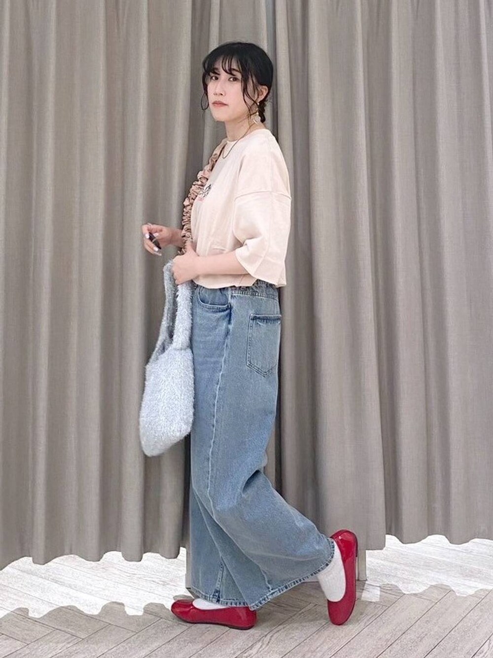 ピンク系のTシャツ/カットソー、ブルー系のデニムパンツ、その他のトートバッグを着用したレディースの夏コーディネートの3枚目の写真