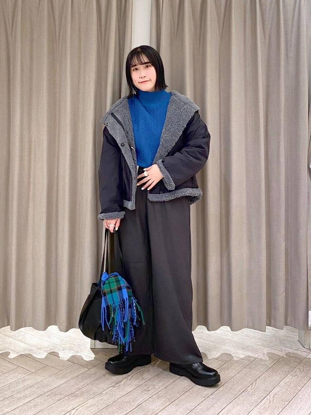 その他のその他パンツ、ブラック系のブーツ、ブラック系のブルゾンを着用したレディースの冬コーディネートの9枚目の写真