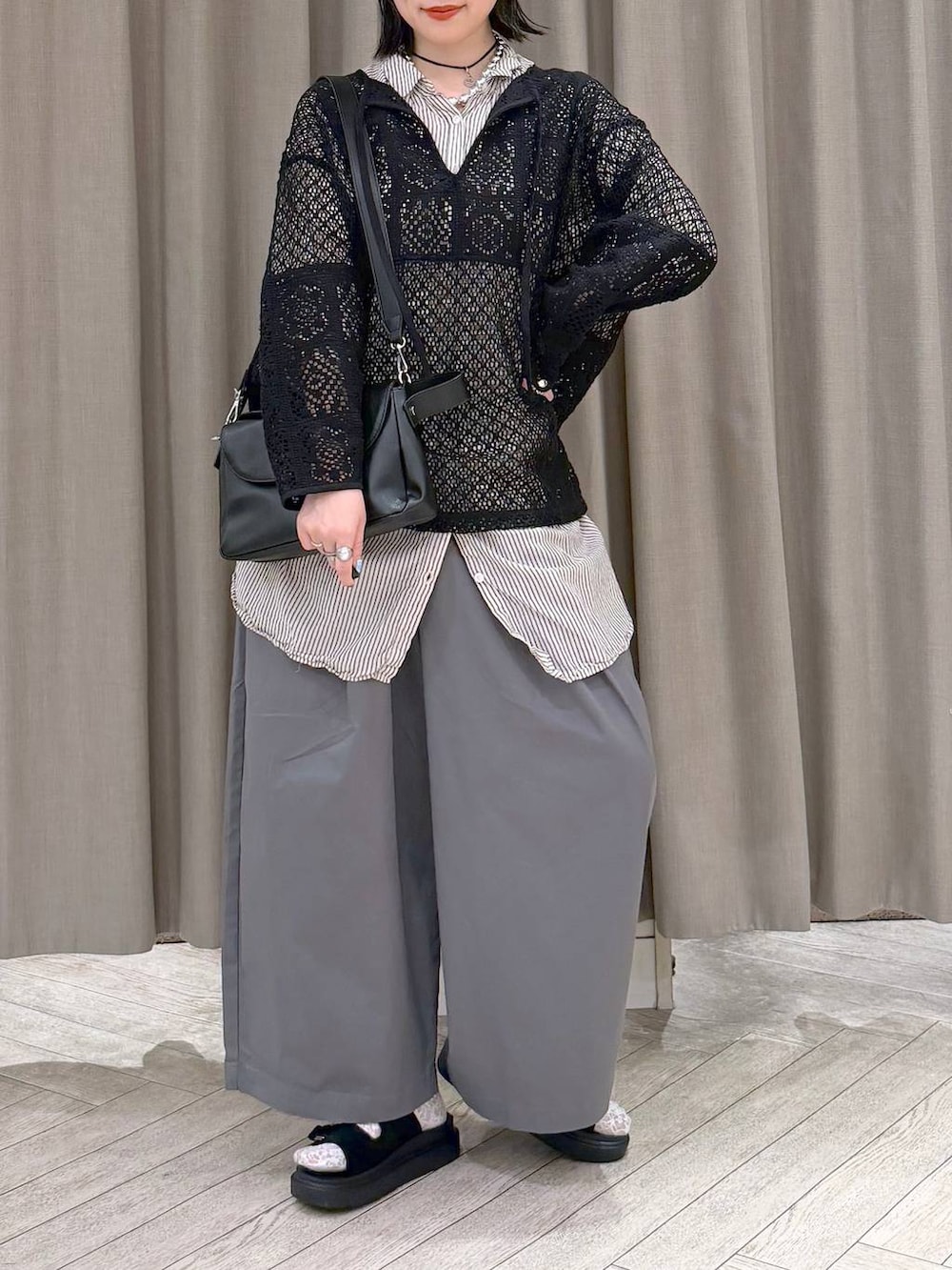 グレー系のワンピース、その他のその他パンツ、ブラック系のサンダルを着用したレディースの夏コーディネートの6枚目の写真