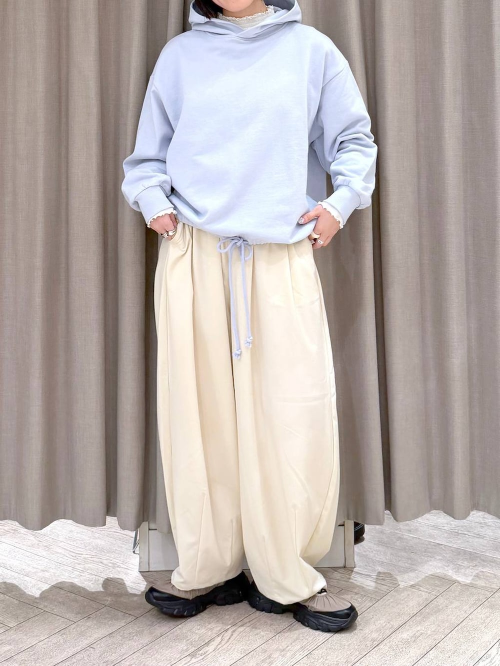 その他のブルゾン、ホワイト系のTシャツ/カットソー、ベージュ系のその他パンツを着用したレディースの冬コーディネートの9枚目の写真